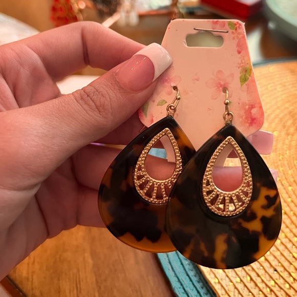 Tortoise shell print earrings - Picture 3 of 3
